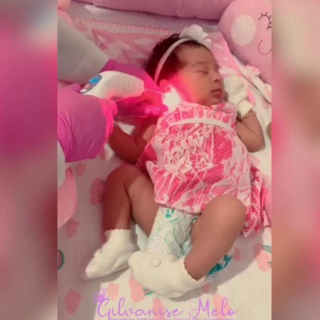 Furo de orelha bebe laseterapia